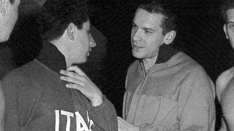 Der junge Carlo Pedersoli alias Bud Spencer als Schwimmer (r.)