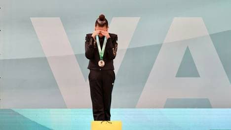 Krainska verdeckt auf dem Podium ihre Augen