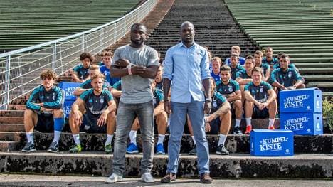 Gerald Asamoah und die Schalker Mannschaft