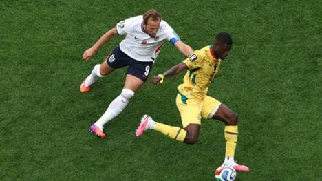 Thomas Partey (r.) im Duell mit Englands Harry Kane