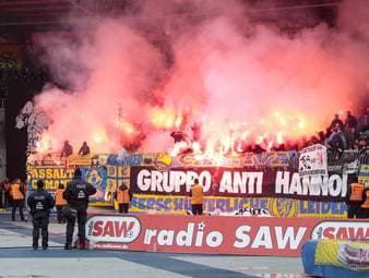 Am Sonntag steigt in der 2. Bundesliga das Niedersachsen-Derby zwischen Eintracht Braunschweig und Hannover 96. In den vergangenen Jahren machte das Derby immer wieder aufgrund von Ausschreitungen auf sich aufmerksam. Das Derby wird außerdem wieder vor ausverkaufter Kulisse stattfinden, was die Situation für die Polizei nicht einfacher machen dürfte.