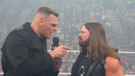 WWE-Star AJ Styles (r.) setzt gegen Gunther seine Karriere aufs Spiel