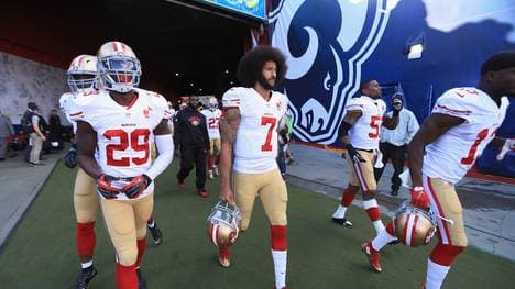 Colin Kaepernick (m.) hat in der vergangenen Saison bereits kein Team gehabt