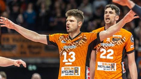 Schott (Mitte) steht mit den Volleys im Halbfinale