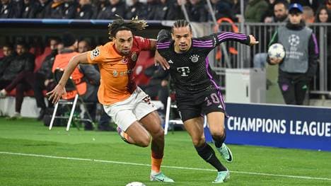 Sacha Boey (l.) im Zweikampf mit Leroy Sané