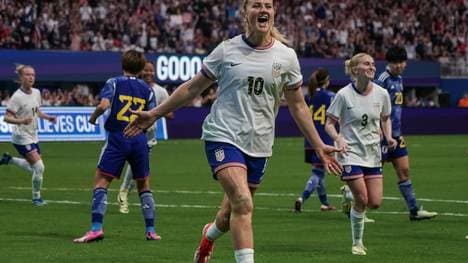 Lindsey Horan bejubelt ihren Treffer vom Punkt