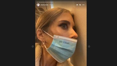 Cathy Hummels beobachtet das Treiben rund um den Flieger mit Entsetzen