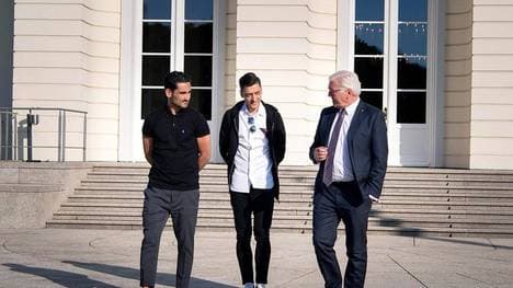 Ilkay Gündogan (l.) und Mesut Özil trafen Bundespräsident Frank-Walter Steinmeier (r.)