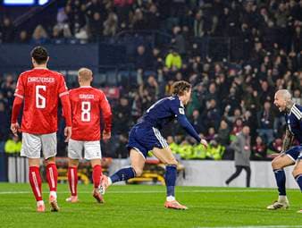 Tor von der Mittellinie versetzt ein Land endgültig in Ekstase