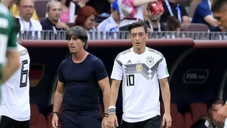 Joachim Löw (l.) und Mesut Özil (r.) wurden 2014 Weltmeister