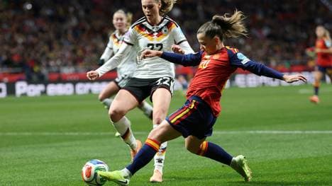 Jule Brand (l.) im Duell mit Spaniens Claudia Pina