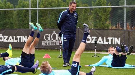 Pal Dardai bittet die Spieler von Hertha BSC zum Training