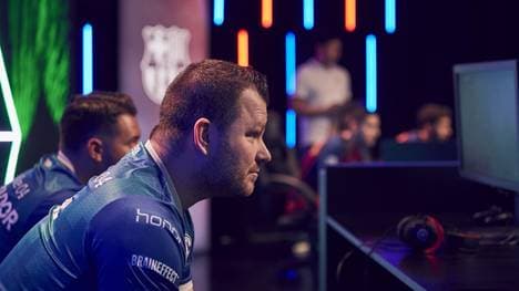 Matthias Winkler gehört zur Elite der Fußball-Simulation eFootball PES 2020. Im Interview mit SPORT1 spricht er über Schalke und die eNationalmannschaft