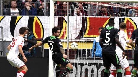 Leon Andreasen erzielt ein Tor mit der Hand