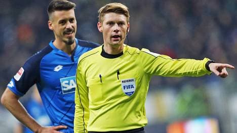 Schiedsrichter Christain Dingert sorgte mit seinen Pfiffen nicht nur bei Hoffenheims Sandro Wagner für Verwunderung