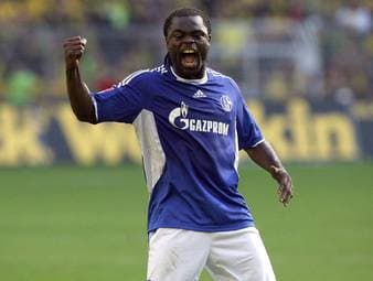 Mit 19 Jahren steht seine Karriere schon kurz vor dem Aus. Wegen eines Herzfehlers bestehen die Ärzte auf sein Karriereende. Aber er gibt nicht auf, er kämpft sich zurück und wird einer der besten Mittelstürmer des Landes, gewinnt zwei Mal den DFB-Pokal, WM-Bronze und WM-Silber. Wie gut war eigentlich Gerald Asamoah?