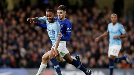 Raheem Sterling (l.) wurde von Chelsea-Anhängern beleidigt