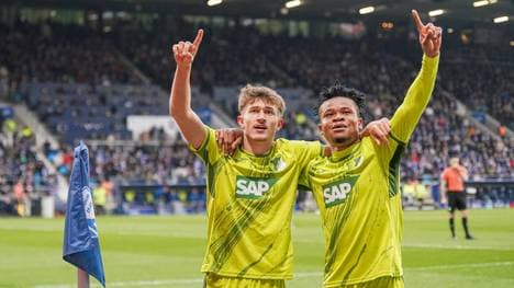 Tom Bischof (l.) und Gift Orban (r.) bejubeln den einzigen Treffer des Tages