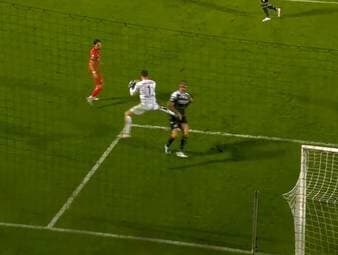 Haching-Keeper Rene Vollath geriet in einer vermeintlich harmlosen Szene mit Bielefeld-Angreifer Fabian Klos aneinander. Hätte er für sein ausgestrecktes Bein Rot sehen müssen?