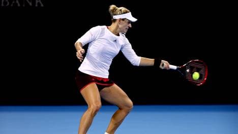 Angelique Kerber returnt einen Ball bei der WTA Elite Trophy in Zhuhai