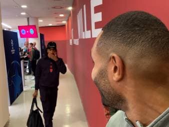 Nach dem Sieg des FC Bayern in der Champions League spricht Jonathan Tah in der Mixed Zone mit den Reportern. Dabei crasht Teamkollege Dayot Upamecano das Interview.
