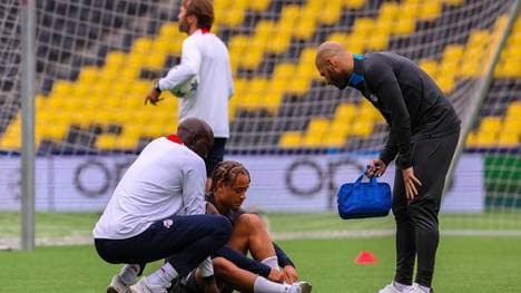 Leipzigs Xavi Simons wird auf dem Rasen des Berner Stadions behandelt, hat sich aber beim Abschlusstraining nicht verletzt