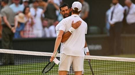 Djokovic (l.) und Sinner in Wimbledon