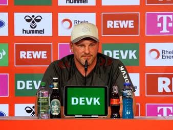 Lukas Kwasniok betont die Aufgabe und Rolle des Spielers Cenk Özkacar und stellt außerdem dar, wie fit dieser ist. 