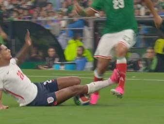 Englands Jarell Qansah geht gegen Gallardo deutlich zu hart ran. Schiedsrichter Faghani ahndet das Vergehen zunächst nicht, zeigt dann aber nach VAR-Intervention glatt rot. Die richtige Entscheidung und ein großes Problem für Thomas Tuchel, der jetzt wieder mal eine Lösung für hinten rechts braucht.