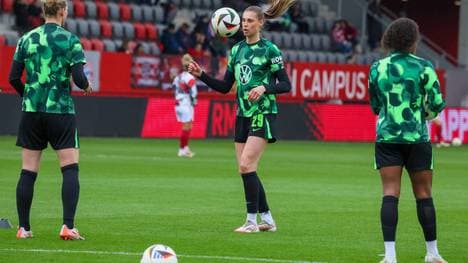 Jule Brand (M.) trifft in der Champions League mit dem VfL Wolfsburg auf den FC Barcelona