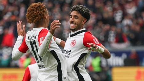 Omar Marmoush (r.) sitzt gegen Gladbach auf der Bank