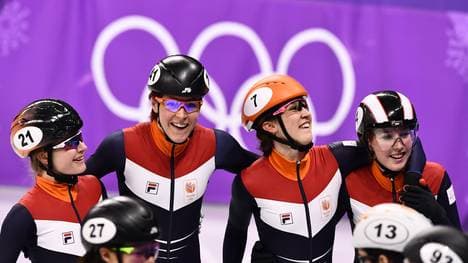 Yara van Kerkhof, Jorien ter Mors, Suzanne Schulting und Lara van Ruijven (v.l.) freuen sich über die überraschende Bronzemedaille