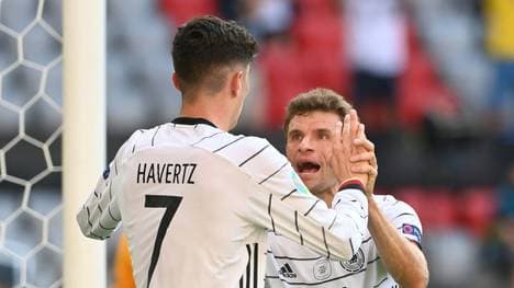 Havertz (l.) und Gosens beeindruckt von Müller (r.)