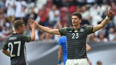 Mario Gomez (r.) und Joshua Kimmich starten gegen Nordirland Aufstellung