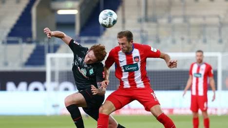 Abwehrspieler Jonas Föhrenbach (r.) wurde positiv auf Corona getestet