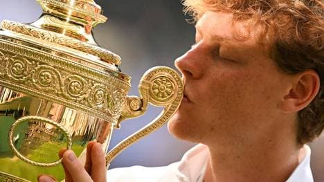 Jannik Sinner mit dem Wimbledon-Pokal