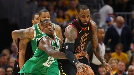 LeBron James (r.) hat im Spiel drei gegen die Celtics ein Double-Double aufgelegt