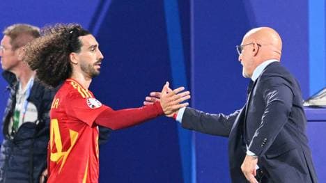 Cucurella und de le Fuente beim Abklatschen