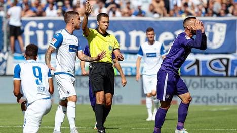 Schiri Robert Hartmann (M.) verweigerte einem regulären Auer Treffer die Anerkennung