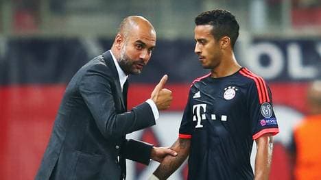 Pep Guardiola (l.) pfiff Thiago zurück