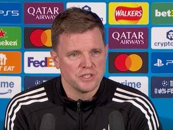 Eddie Howe muss im CL-Rückspiel gegen Qarabag auf den gelbgesperrten Malick Thiaw verzichten. Der Newcastle United-Trainer schwärmt in den höchsten Tönen vom deutschen Verteidiger.