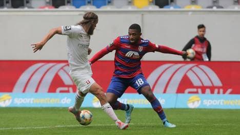 FRANCK EVINA: Der Kameruner debütierte im April 2018 unter Jupp Heynckes in der Bundesliga. Kurz darauf unterschrieb er an der Säbener Straße einen Profi-Vertrag bis 2021. 