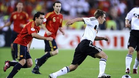 Auch Spaniens Mittelfeld-Idol Xavi (l.) bewundert Philipp Lahm