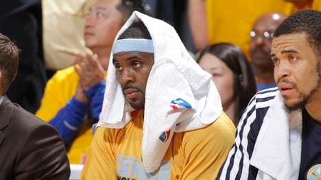Ty Lawson sitzt auf der Bank mit einem Handtuch über dem Kopf