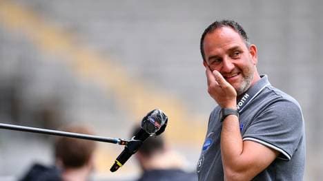 Heidenheims Trainer Frank Schmidt blickt gespannt auf die Releagtion