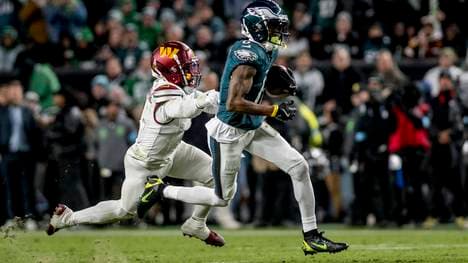 Wide Receiver DeVonta Smith (r.) von den Eagles fällt verletzt aus