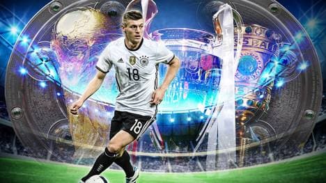 Toni Kroos mit seinen Trophäen