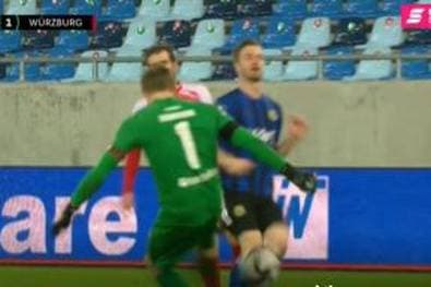 Au weia! Irrer Torwart-Klops in Liga Drei