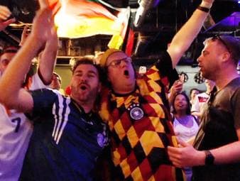 Vor dem Duell mit Paraguay herrscht in Deutschland Skepsis gegenüber dem DFB-Team. Die Fans vor Ort wollen sich ihre Stimmung davon aber nicht vermiesen lassen und strotzen nur so vor Selbstbewusstsein.