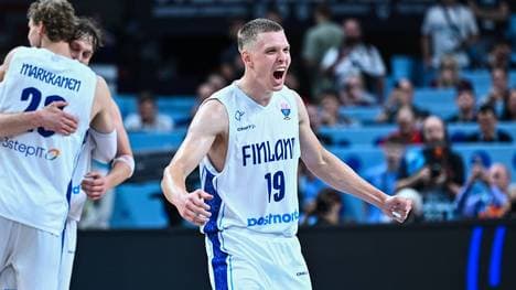 Der finnische Elias Valtonen wartet im Halbfinale auf die deutsche Basketball-Mannschaft